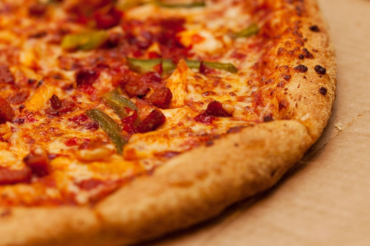Domowa pizzeria: Przewodnik po kuchennych narzędziach niezbędnych do pieczenia pizzy